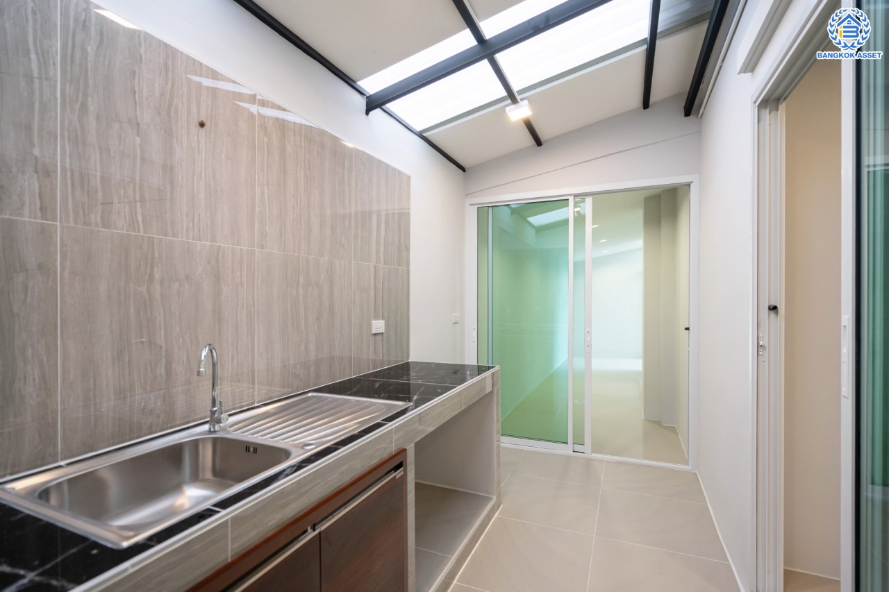 บ้านมือสองตกแต่งใหม่ ม.ธนาสิริ ปิ่นเกล้า-ราชพฤกษ์ เนื้อที่ 37.5 ตร.ว. บ้านแฝดหลังใหญ่ ตอบโจทย์ทุกการอยู่อาศัย ฟังก์ชัน 3 ห้องนอน 3 ห้องน้ำ 2 ที่จอดรถ บนทำเลติดถนนราชพฤกษ์ ใกล้วงเวียนพระราม5 รถไฟฟ้า "สถานีบางรักน้อยท่าอิฐ" และ จุดทางด่วน "กาญจนาภิเษก"